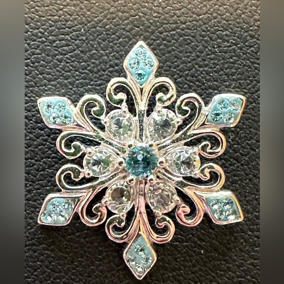 Jewelry - Elegant Sterling Silver Snowflake Pendant